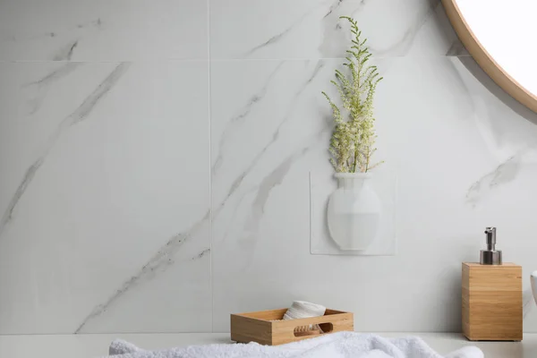 Vaso Silicone Con Fiori Parete Marmo Bianco Elegante Bagno Spazio — Foto Stock