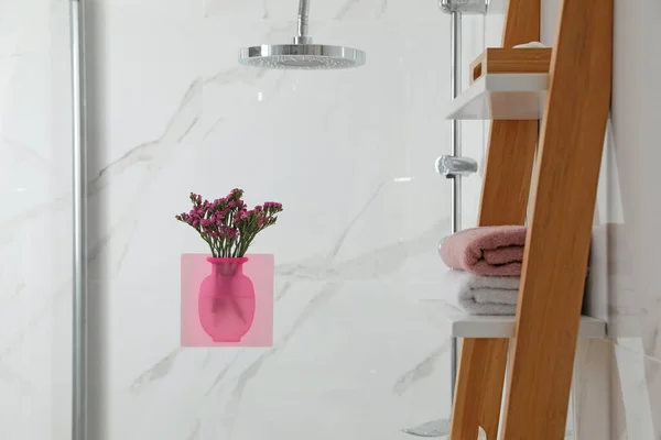 Jarrón Silicona Con Flores Panel Cristal Ducha Baño Elegante —  Fotos de Stock