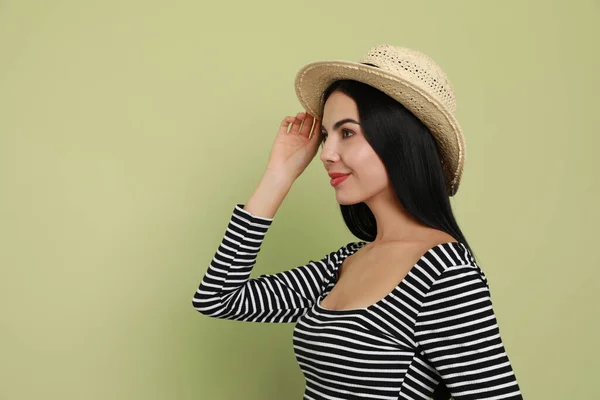 Mooie Jonge Vrouw Met Strohoed Lichtgroene Achtergrond Ruimte Voor Tekst — Stockfoto