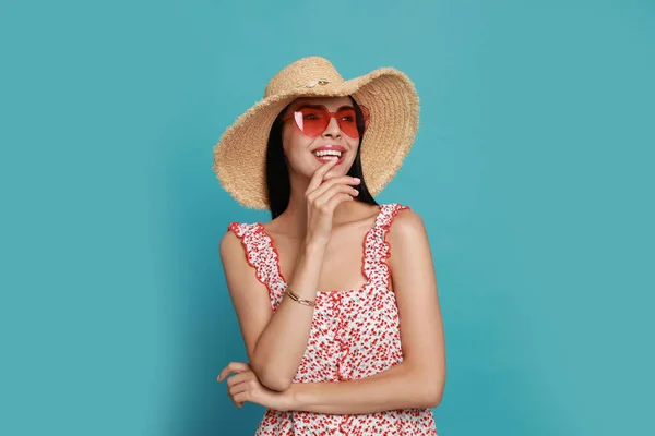 Hermosa Mujer Joven Con Sombrero Paja Gafas Sol Forma Corazón — Foto de Stock