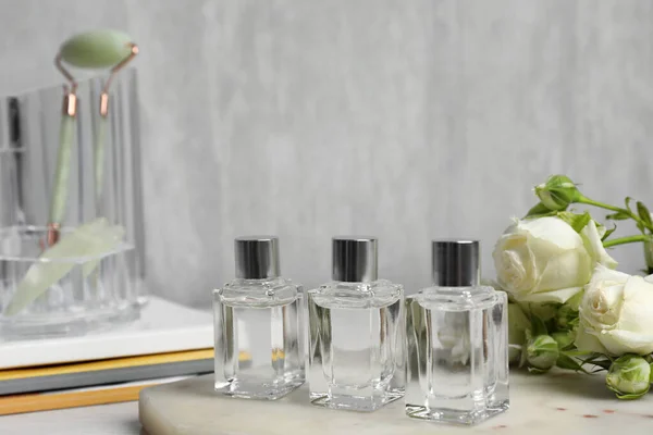 Perfumes Rosas Sobre Tabla Mármol —  Fotos de Stock