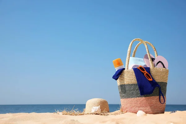 Plaj Aksesuarları Deniz Kenarındaki Kumda Duran Şapkalı Çanta Metin Için — Stok fotoğraf