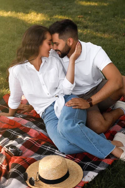 Adorável Casal Desfrutando Tempo Juntos Piquenique Xadrez Parque — Fotografia de Stock