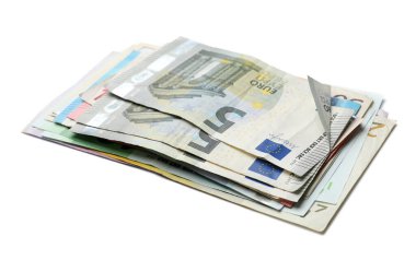 Beyaz arkaplanda farklı Euro banknotları yığını