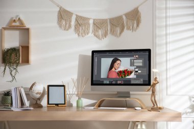 Tasarımcının işyeri. İçerideki masada fotoğraf düzenleyici uygulaması olan bilgisayar