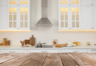 Boş ahşap masa ve şık mutfak manzarası bulanık. Tasarım için model