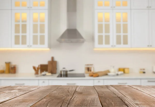 空荡荡的木制桌子和模糊不清的时尚厨房内部视野 用于设计的模型 — 图库照片