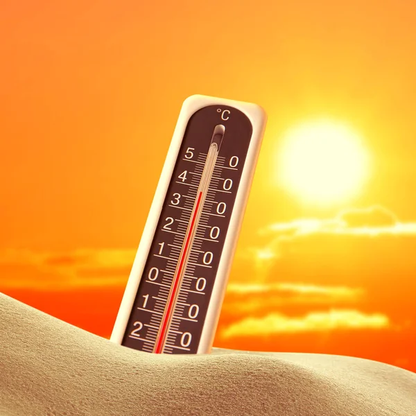 Weerthermometer Met Hoge Temperatuur Buiten Warme Zonnige Dag Waarschuwing Hitteberoerte — Stockfoto