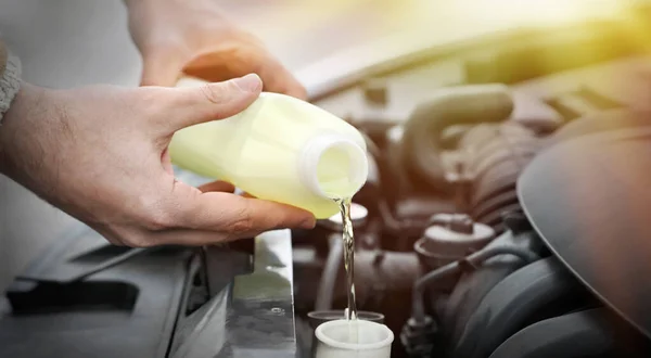 Homem Que Enche Radiador Carro Com Anticongelante Livre Close — Fotografia de Stock