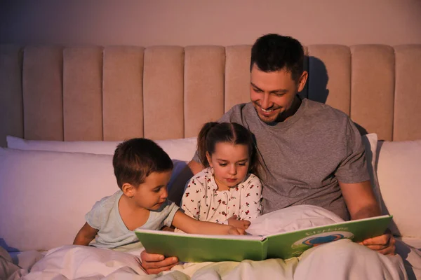 Pai Lendo História Dormir Para Seus Filhos Casa — Fotografia de Stock