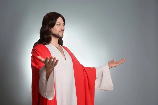 Jesus Cristo Com Braços Estendidos Sobre Fundo Cinza Claro — Fotografia de Stock