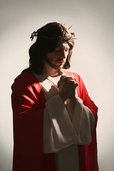 白い背景で祈っているとげの冠を持つイエス キリスト — ストック写真