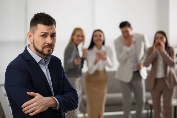 Colaboradores Intimidando Colega Oficina Espacio Para Texto —  Fotos de Stock