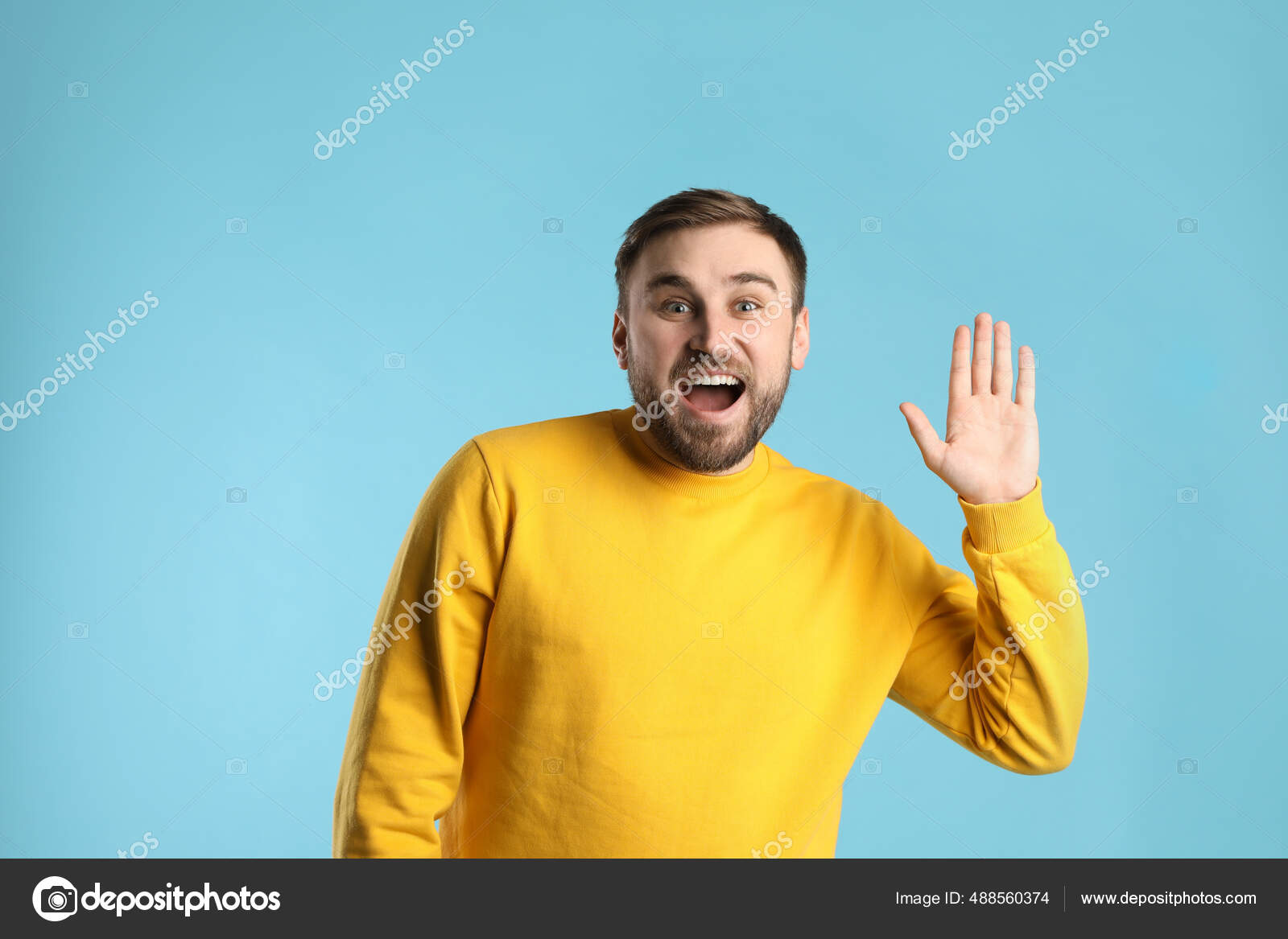 Счастливый Молодой Человек Машет Рукой Поздороваться Светло.