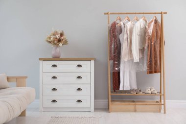 İçerde plastik poşetlerle giyin.