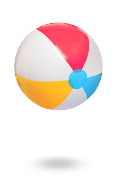 Beyaz arka planda şişirilebilir renkli plaj topu 