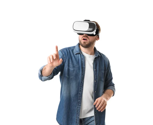 Känslomässig Man Med Hjälp Virtuell Verklighet Headset Vit Bakgrund — Stockfoto