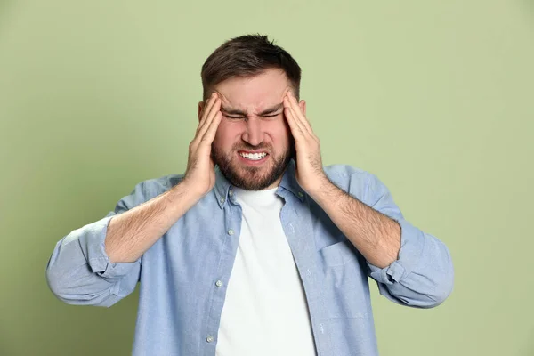 Homem Que Sofre Enxaqueca Fundo Verde Claro — Fotografia de Stock