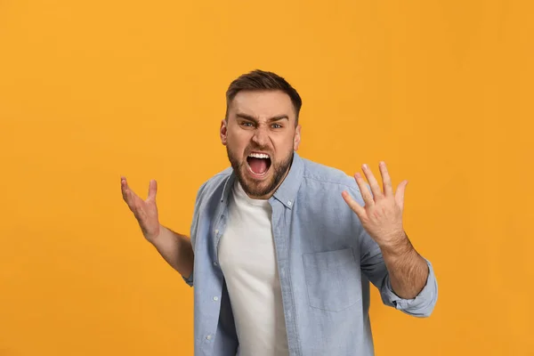 Joven Enojado Sobre Fondo Amarillo Concepto Odio — Foto de Stock