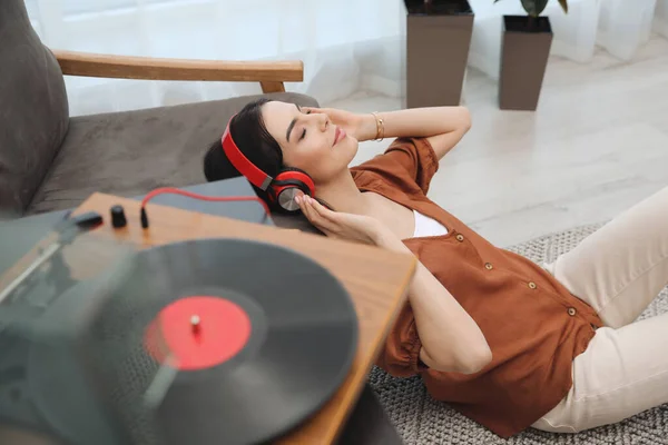 Žena Poslouchá Hudbu Otočným Stolem Doma — Stock fotografie