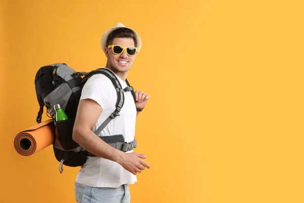 Turista Masculino Com Mochila Viagem Fundo Amarelo Espaço Para Texto — Fotografia de Stock