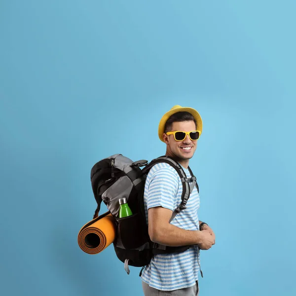 Man Toerist Met Reisrugzak Turquoise Achtergrond Ruimte Voor Tekst — Stockfoto