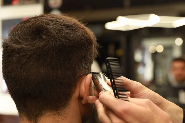 Professionelle Friseurin Macht Stilvollen Haarschnitt Salon Nahaufnahme — Stockfoto