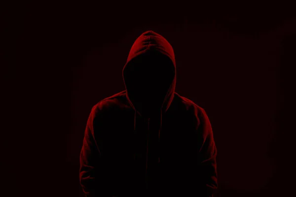 Silhueta Homem Anônimo Sobre Fundo Escuro Tonificada Vermelho — Fotografia de Stock
