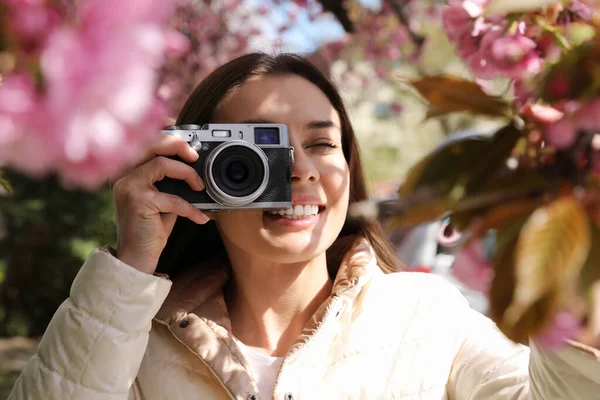 Feliz Turista Femenina Tomando Fotos Naturaleza Aire Libre Día Primavera — Foto de Stock