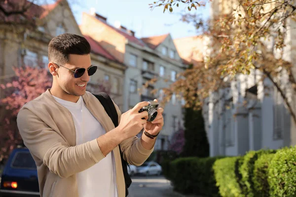 街の通りにカメラ付きハッピー男性観光客 — ストック写真
