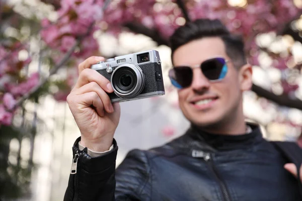 Feliz Turista Masculino Com Câmera Livre Dia Primavera — Fotografia de Stock