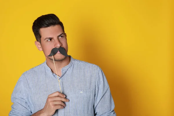 Man Fake Mustache Yellow Background Space Text — Φωτογραφία Αρχείου