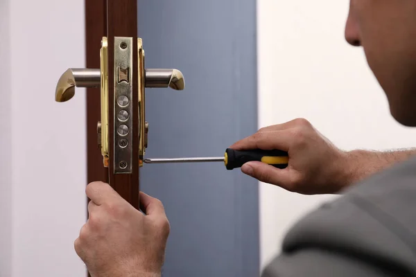 Handyman Con Destornillador Reparando Cerradura Puerta Primer Plano — Foto de Stock