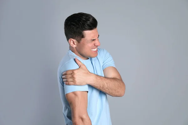 Man Suffering Shoulder Pain Grey Background — Stock Photo, Image