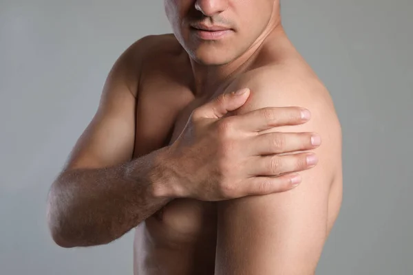 Mann Mit Schulterschmerzen Auf Beigem Hintergrund Nahaufnahme — Stockfoto