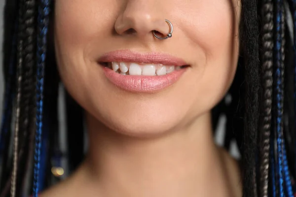 Mujer Joven Con Piercing Nariz Rastas Primer Plano — Foto de Stock