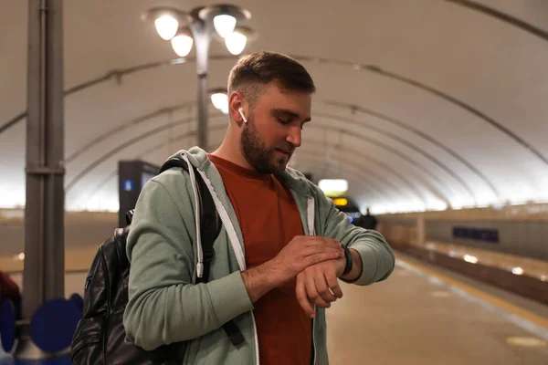 Young Man Backpack Earphones Waiting Train Subway Station Public Transport — Stock Photo, Image