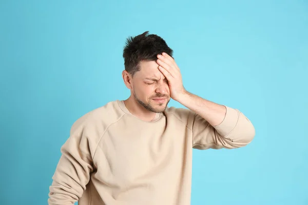Man Lijdt Aan Vreselijke Migraine Lichtblauwe Achtergrond — Stockfoto