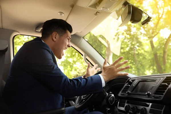 Emotionele Man Schreeuwt Auto Agressief Rijgedrag — Stockfoto