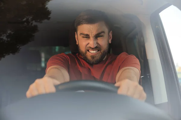 Hombre Emocional Coche Vista Través Del Parabrisas Conducta Agresiva —  Fotos de Stock