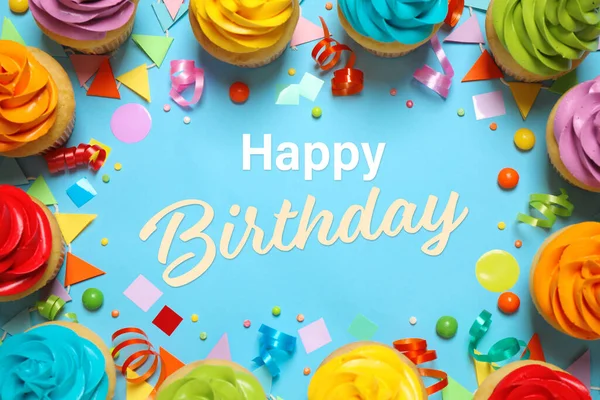 Gelukkige Verjaardag Kleurrijke Cupcakes Lichtblauwe Achtergrond Platte Lay — Stockfoto