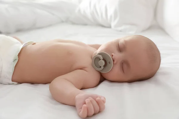 Carino Piccolo Bambino Con Ciuccio Dormire Sul Letto — Foto Stock