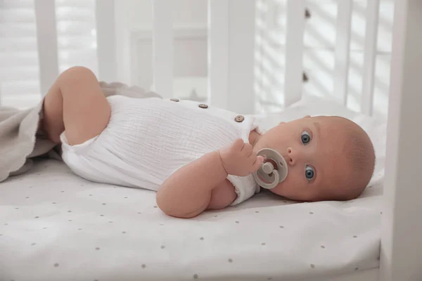 Niedliches Kleines Baby Mit Schnuller Liegt Auf Dem Bett — Stockfoto