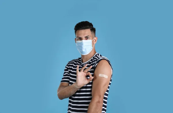 Uomo Vaccinato Con Maschera Protettiva Intonaco Medico Sul Braccio Mostrando — Foto Stock