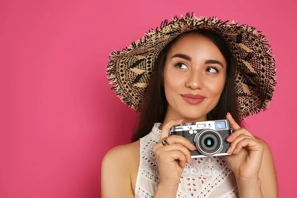 Mooie Jonge Vrouw Met Strohoed Camera Karmozijnrode Achtergrond Ruimte Voor — Stockfoto