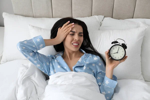 Mulher Adormecida Emocional Com Despertador Cama Conceito Tardio — Fotografia de Stock