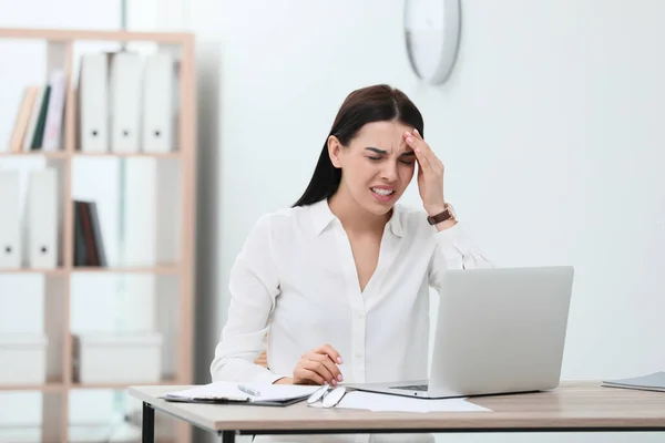 職場で片頭痛を患っている女性 — ストック写真