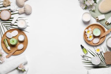 Düz kompozisyon ve beyaz arka planda spa gereksinimleri. Metin için boşluk