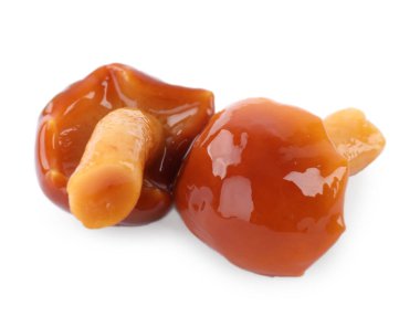 Beyaz arka planda salamura edilmiş bal mantarı.