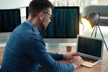 Modern ofiste masa başında çalışan programcı